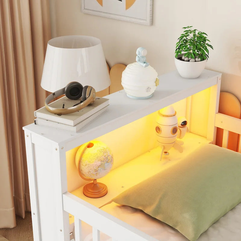 Hochbett in Twin-Größe mit LED-Beleuchtung und Bücherregal, niedriges Hochbett aus Holz mit Treppe
