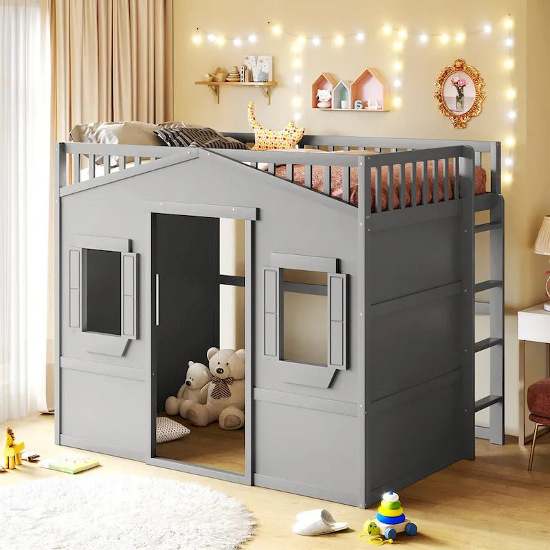 Hochbett aus Massivholz in Doppelbettgröße in Hausform mit Leiter und Gaming-Bereich unter dem Bett