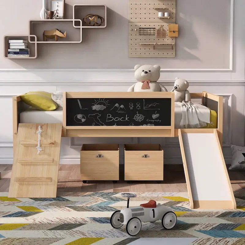 Hochbett in Einzelbettgröße mit drei Tafeln, zwei Aufbewahrungsboxen und Rutsche, perfekt zum Spielen im Kinderzimmer