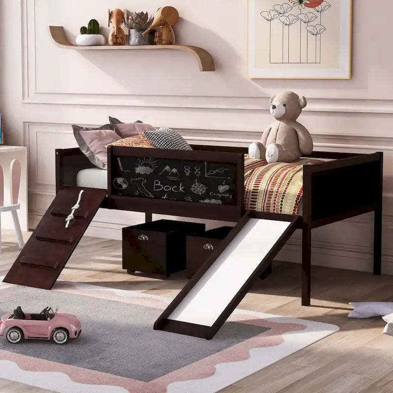 Hochbett in Einzelbettgröße mit drei Tafeln, zwei Aufbewahrungsboxen und Rutsche, perfekt zum Spielen im Kinderzimmer