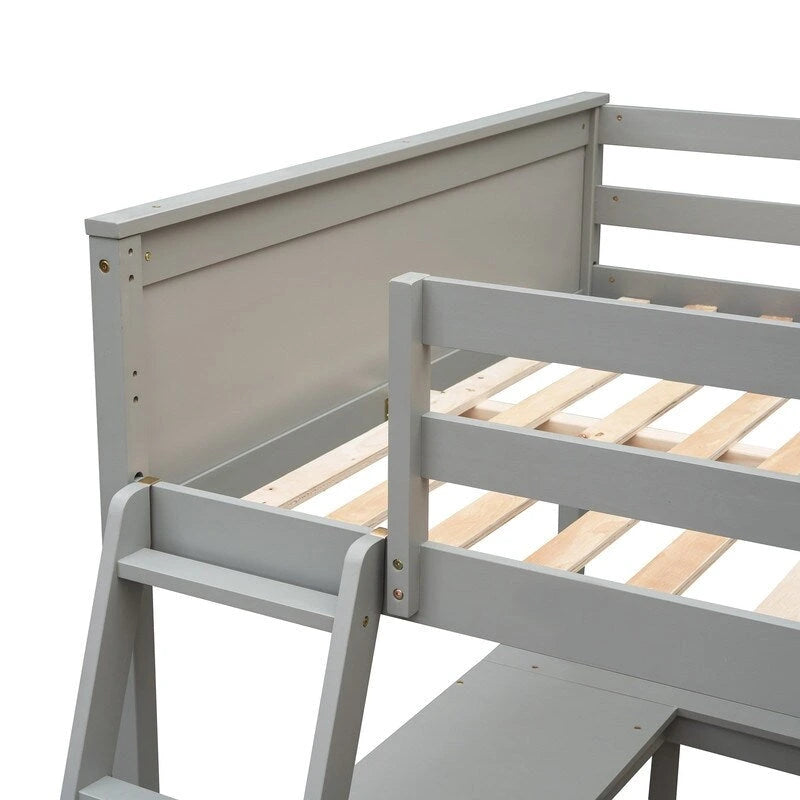 Hochbett in voller Größe mit Regalen und Schreibtisch