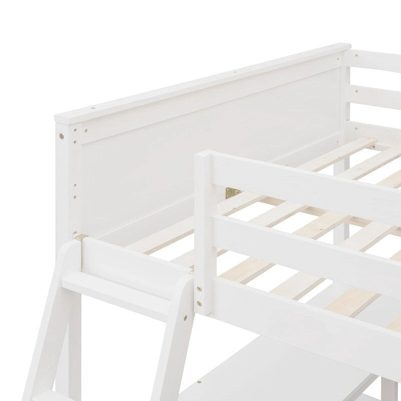 Hochbett in voller Größe mit Regalen und Schreibtisch