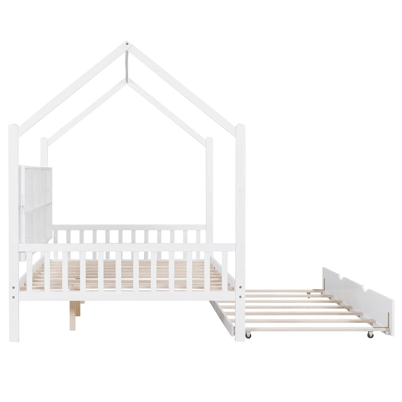 Weißes Kinderhausbett aus Holz mit Ausziehbett und Regal